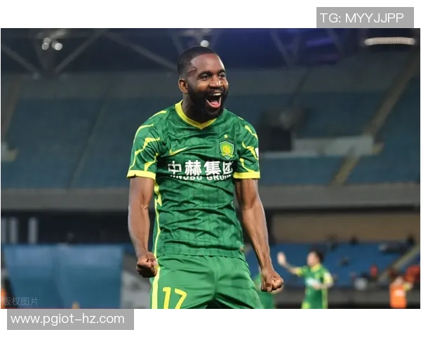 世界杯惊现冷门巴萨以三球完胜马竞赛场争议判罚引发热议